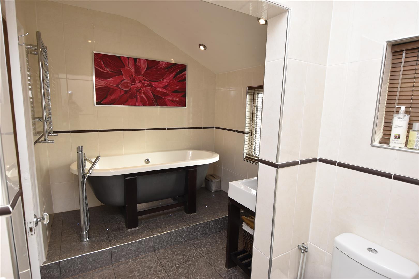 FAMILY BATH/SHOWER ROOM